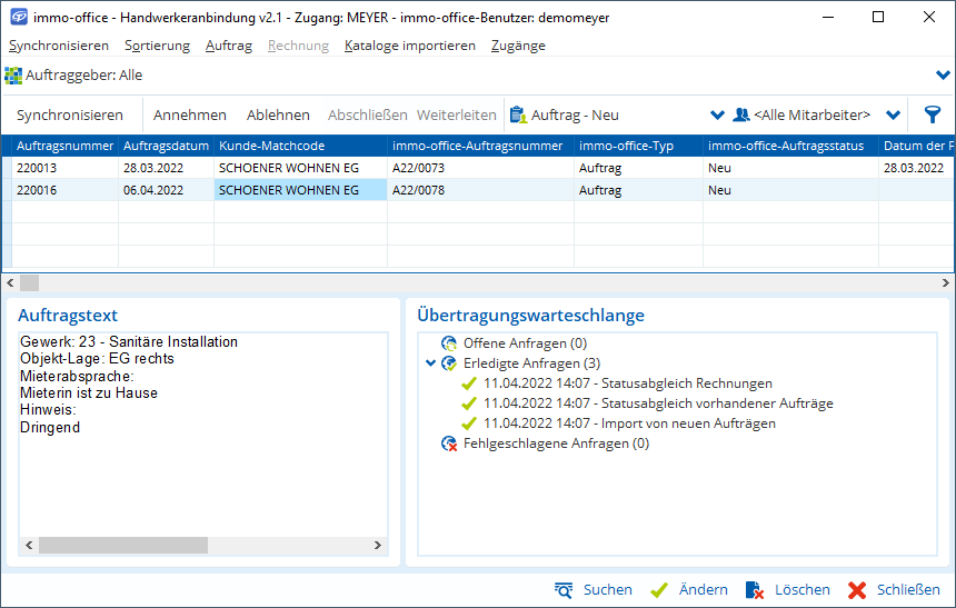 Auf dem Bildschirm bearbeitet jemand Arbeitsaufträge, prüft Details und schiebt neue Anfragen in die Warteschlange.