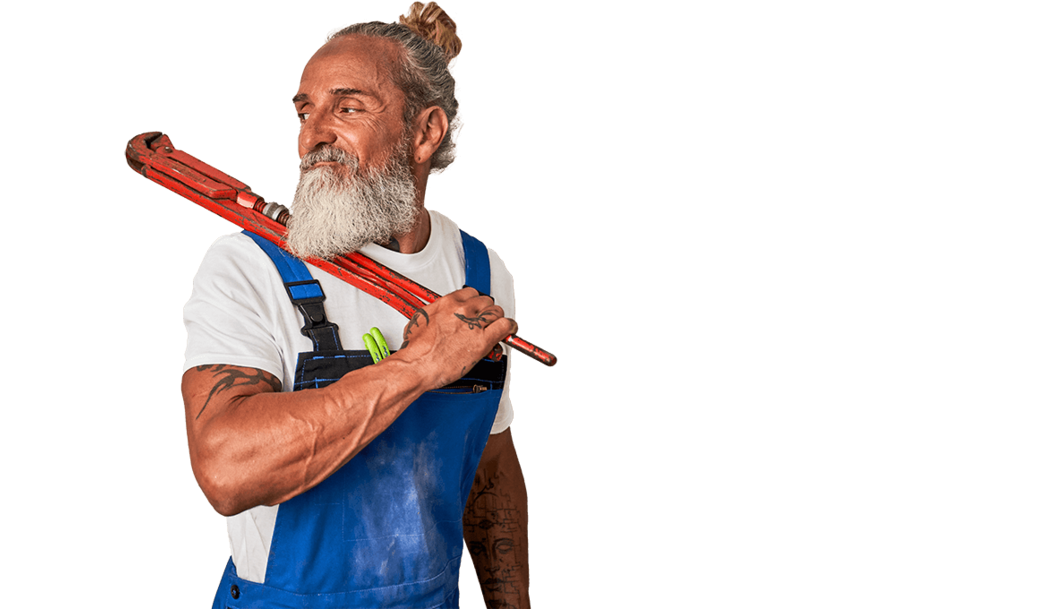 Ein Installateur trägt einen großen Rohrschlüssel auf der Schulter, im Vordergrund stecken weitere Werkzeuge in seiner Tasche.