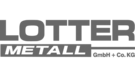 Jemand hält ein festes Metallschild mit LOTTER METALL. Die Buchstaben sind groß, markant und kommen richtig zur Geltung.
