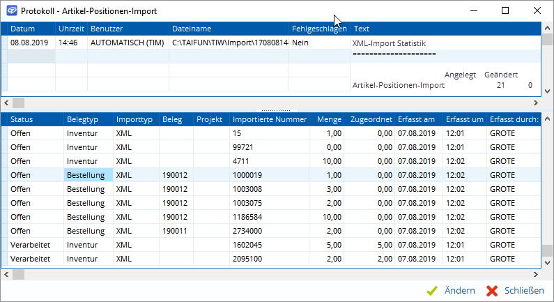 Jemand kontrolliert am Rechner eine Tabelle, in der Infos zu Artikeln und ihrem Import fürs aktuelle Projekt stehen.