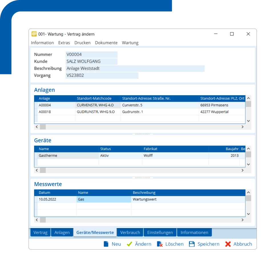Ein Handwerker prüft am Rechner Wartungsverträge, sieht Kundendaten, Geräte und Messwerte übersichtlich aufgelistet.