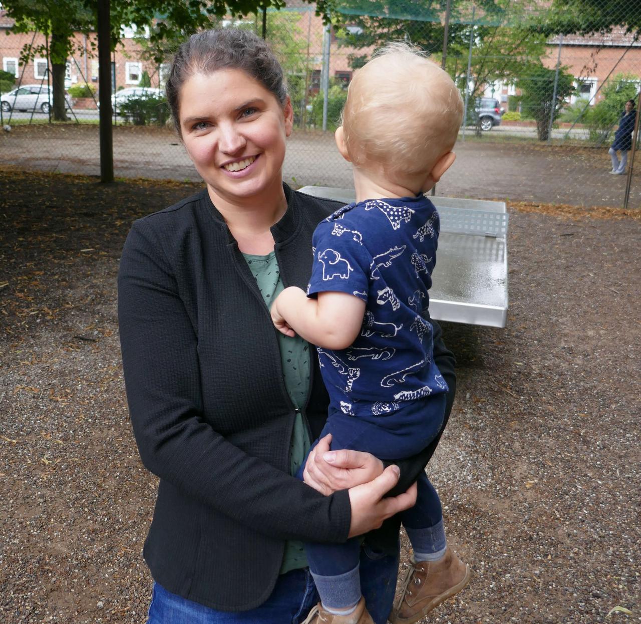 Schwanger im Job Frau mit Kind im Arm
