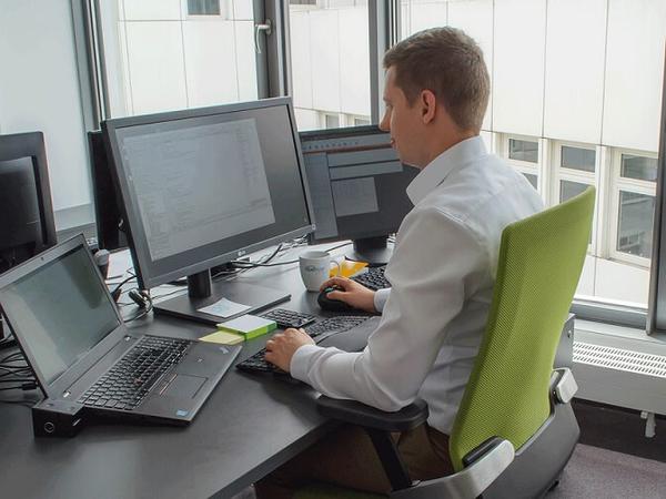 Entwickler Patrick an seinem Arbeitsplatz Entwickler Patrick an seinem Arbeitsplatz